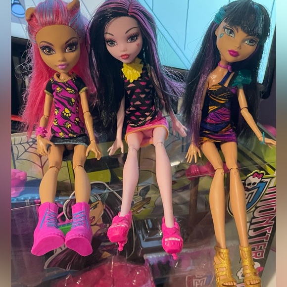 Mattel MONSTER HIGH G1 Creepateria w/ Dolls - Picture 2 of 3